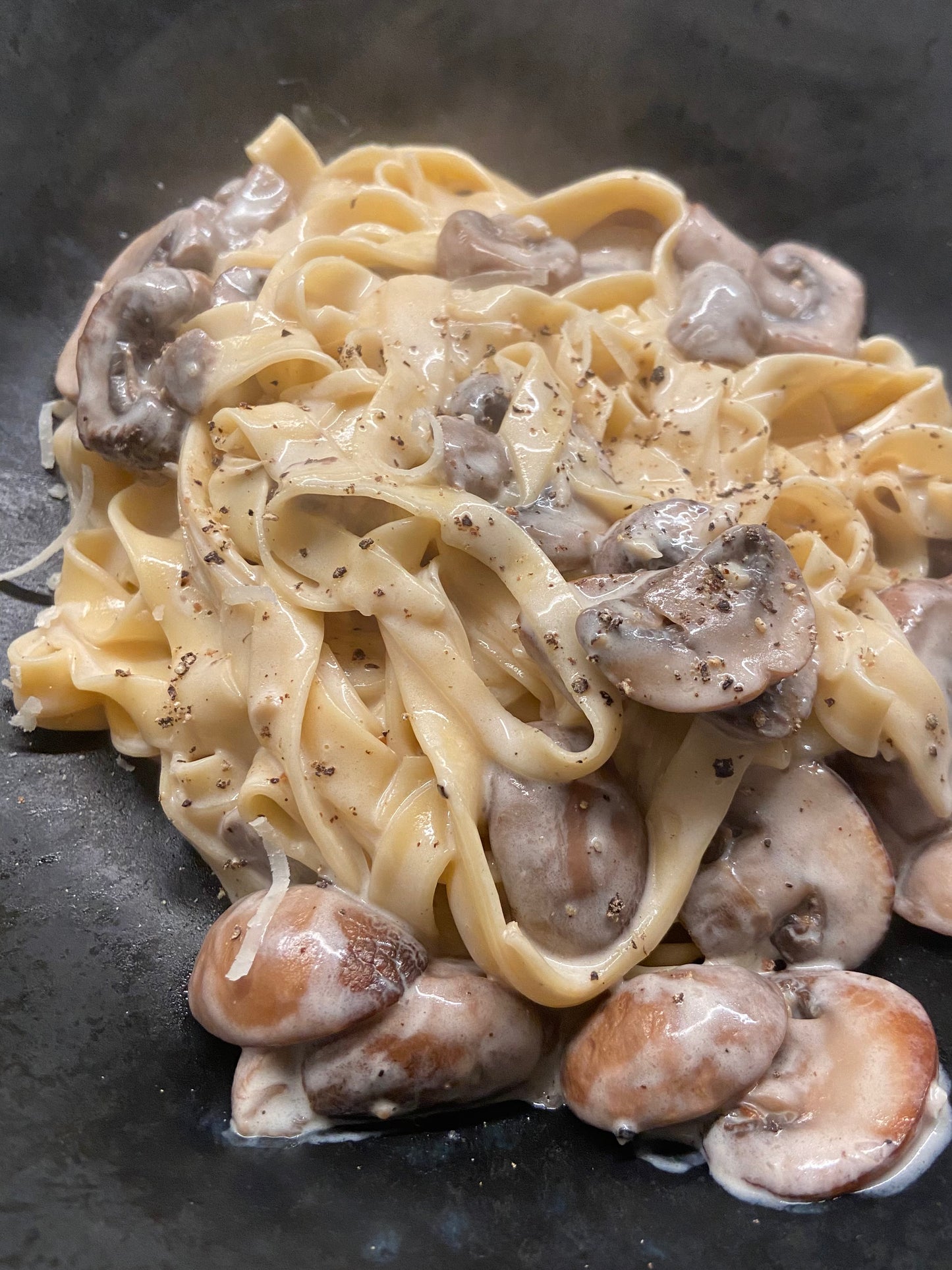 Macarrão com molho cremoso de cogumelos