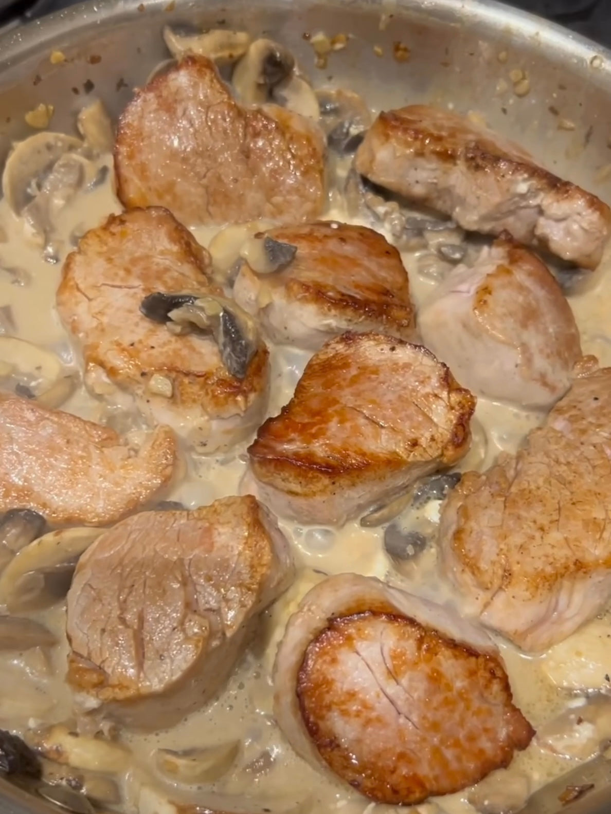 Medalhão suíno com molho cremoso cogumelos