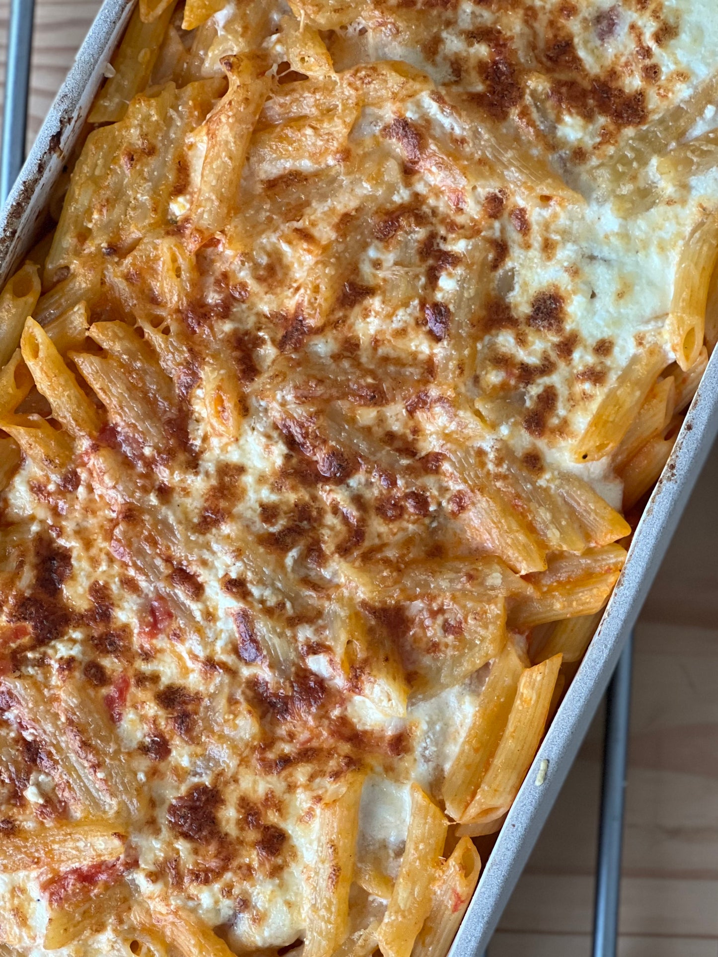Macarrão gratinado com tomate e queijo