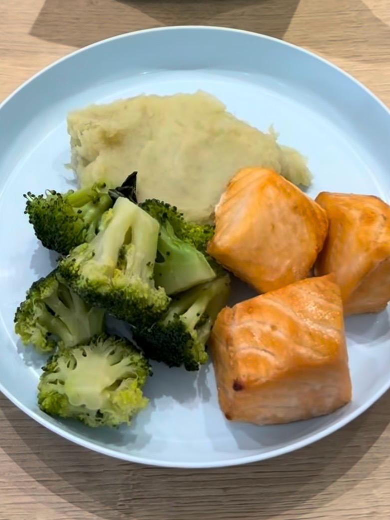 Salmão assado com purê de batata doce e brócolis