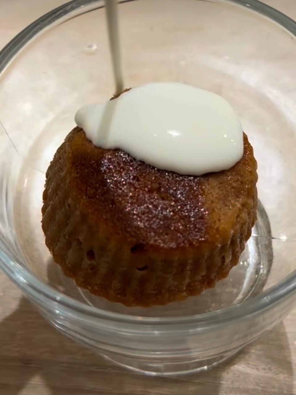 Bolinho de goiabada com calda de requeijão