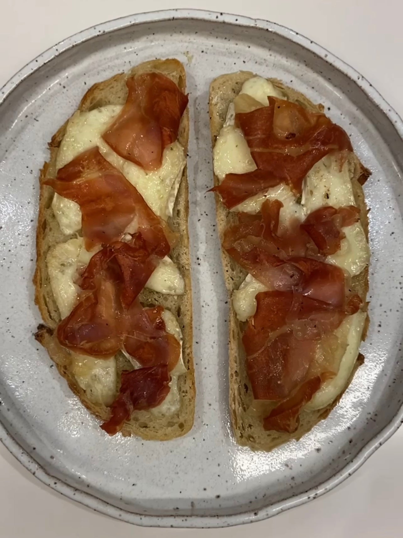 Pão com brie e parma