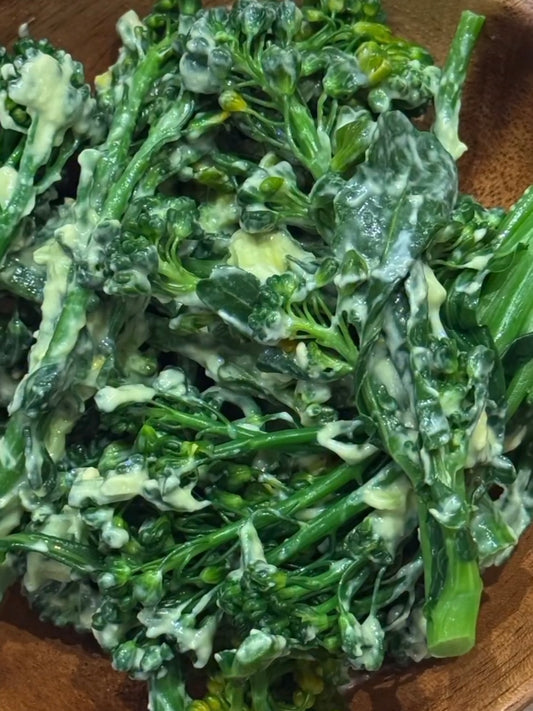 Salada de brócolis com molho de avocado