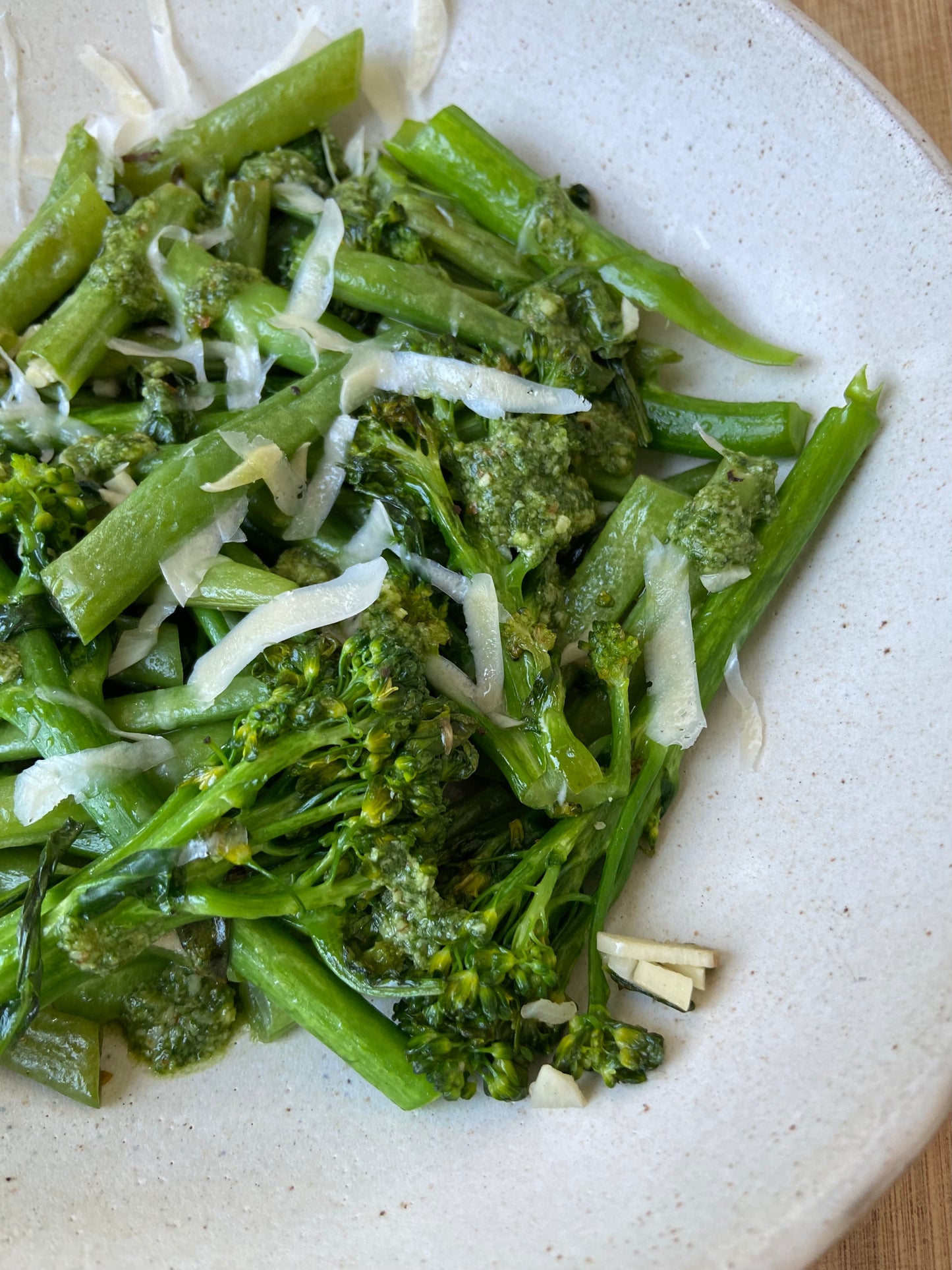 Brócolis com vagem e molho pesto