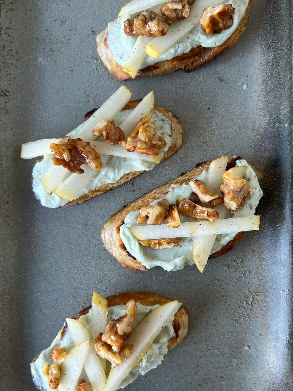 Bruschetta de pêra com queijo azul de minas