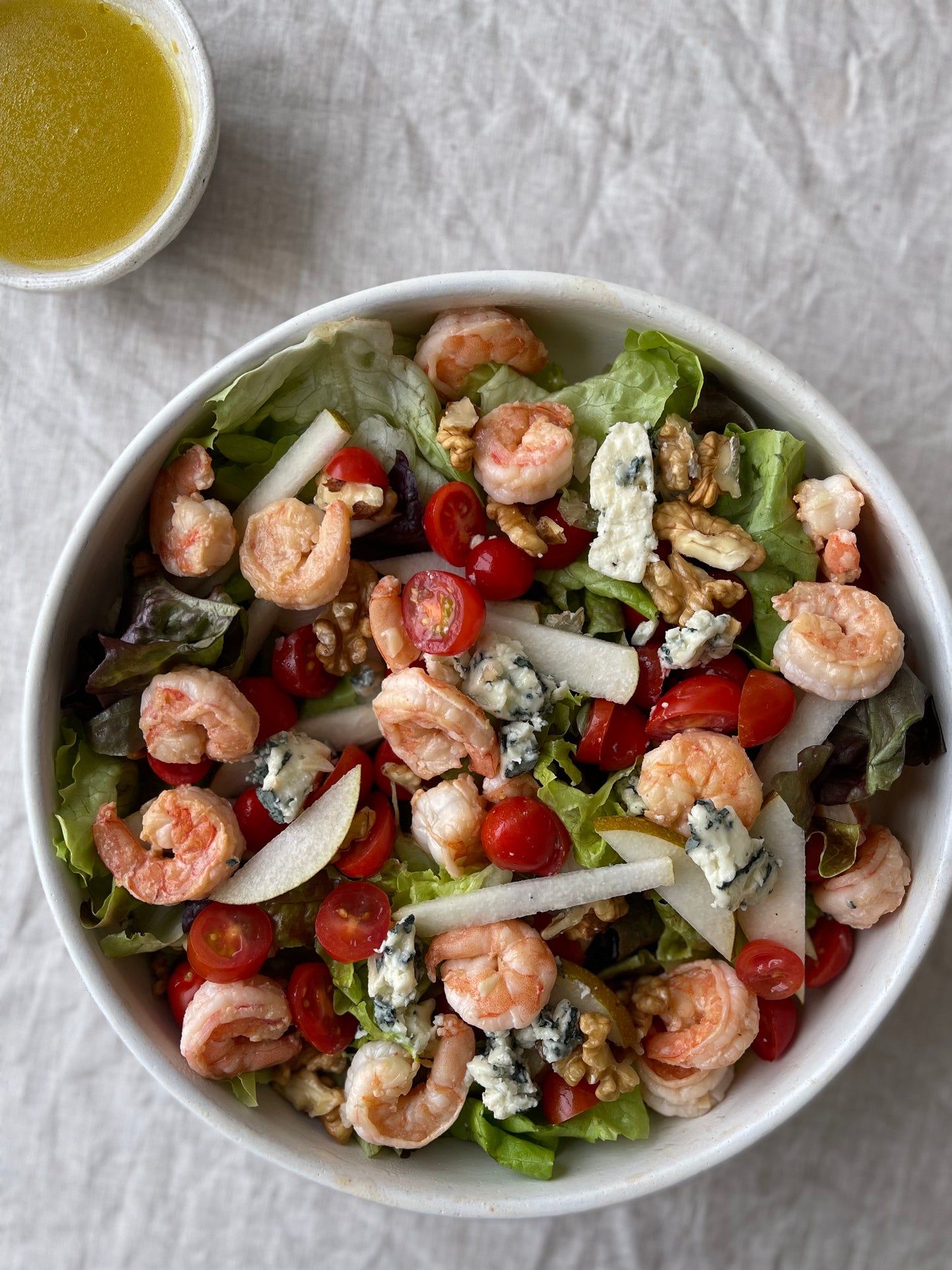 Salada verde com camarão, tomate cereja, nozes, pera e roquefort
