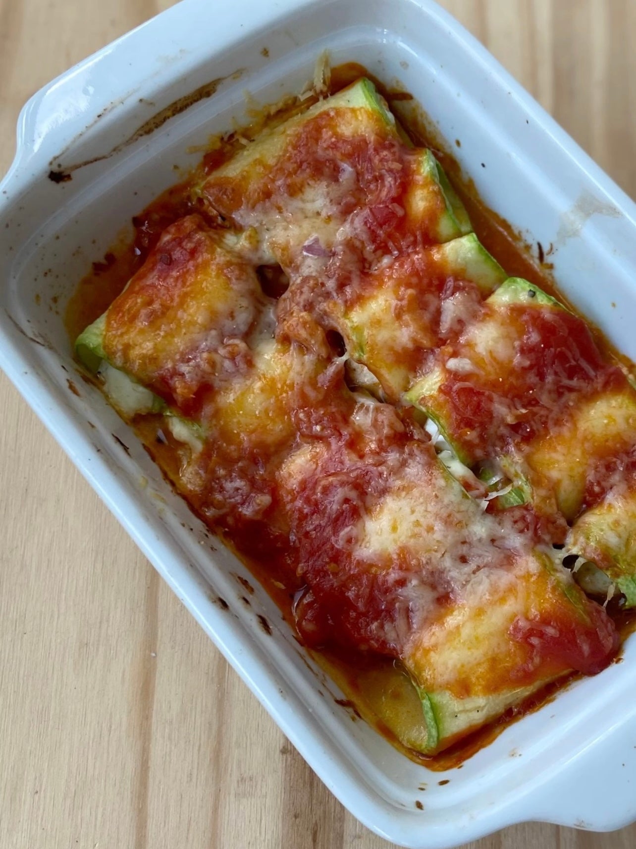 Cannelloni de abobrinha com ricota e molho de tomate