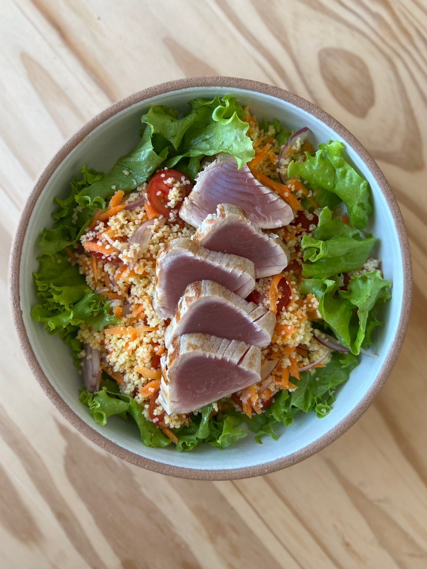 Salada de couscous com atum selado em uma panela só