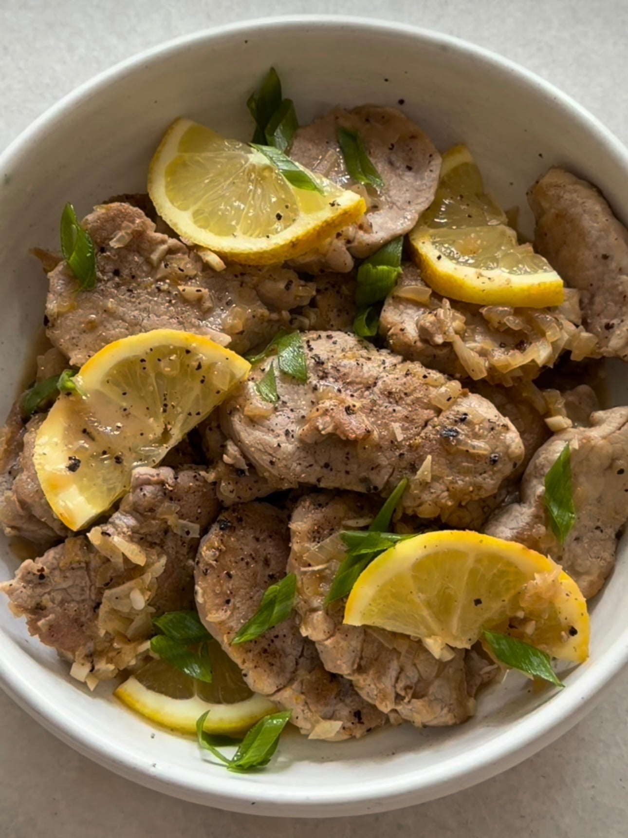 Escalope de filé mignon de porco com molho de limão