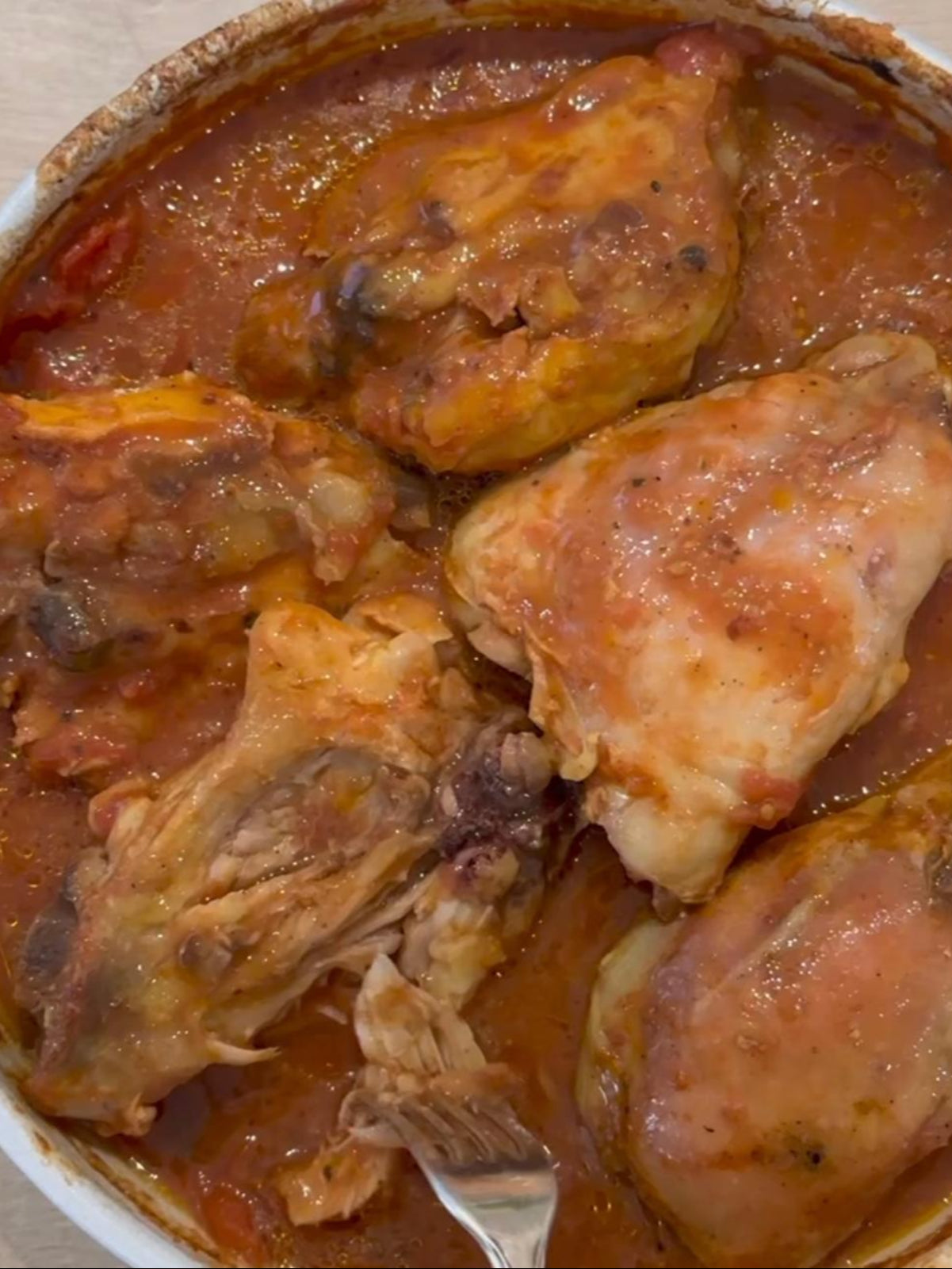 Frango ao curry em um pote