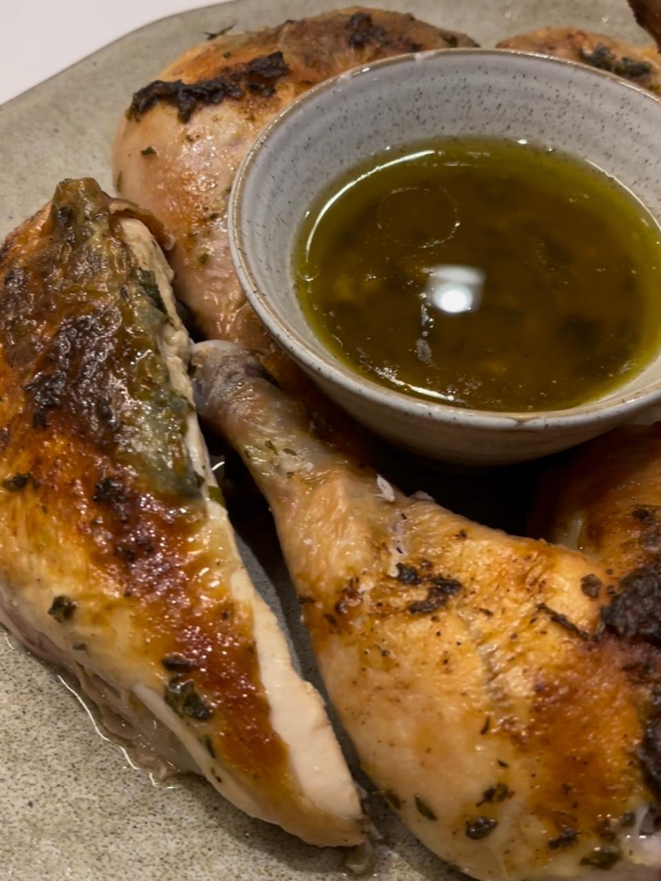 Frango atropelado com manteiga de ervas