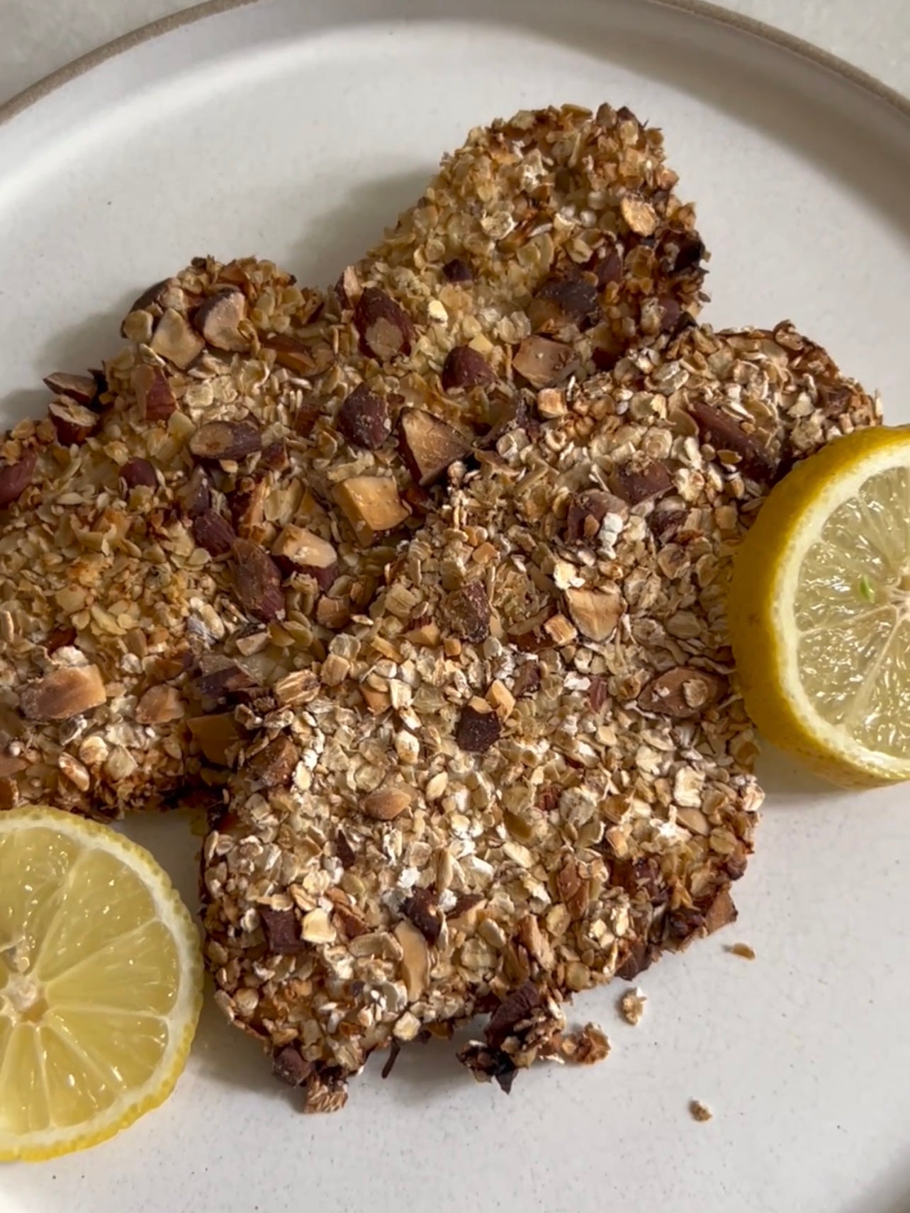 Frango com crosta de aveia e amêndoas