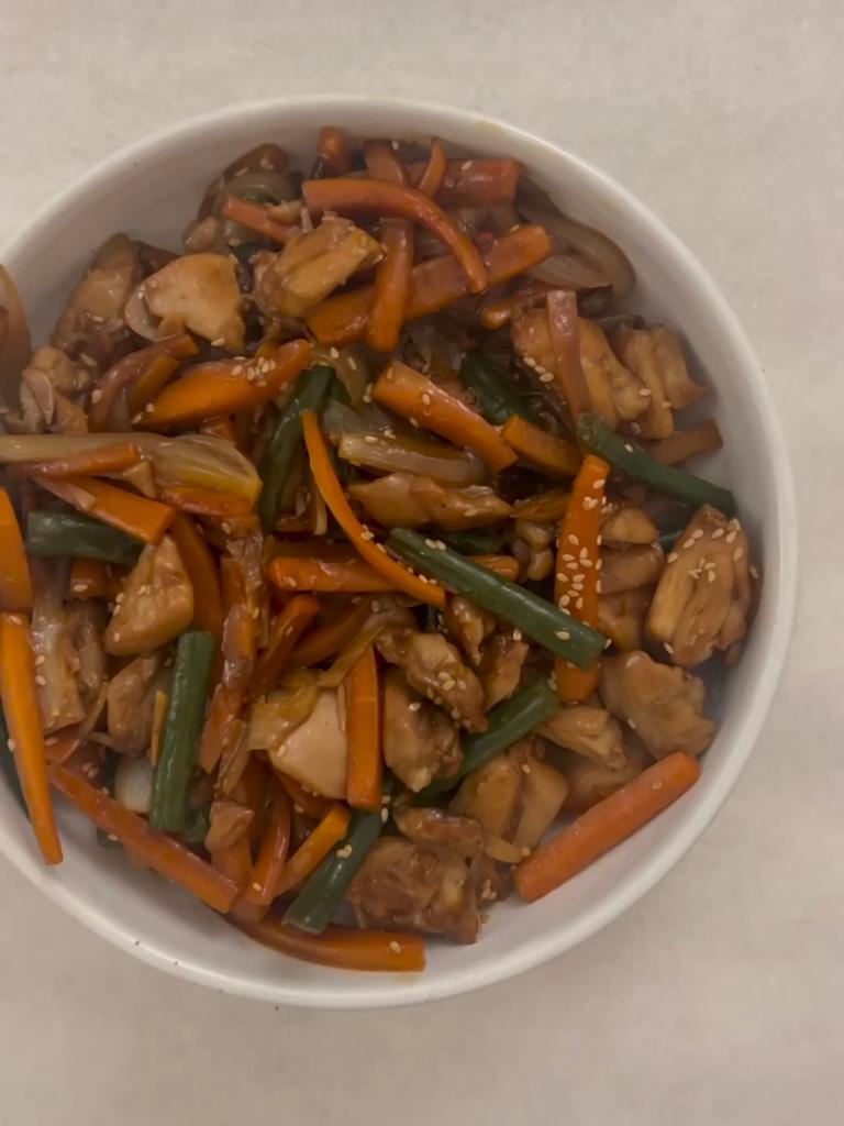 Frango com legumes e molho shoyu