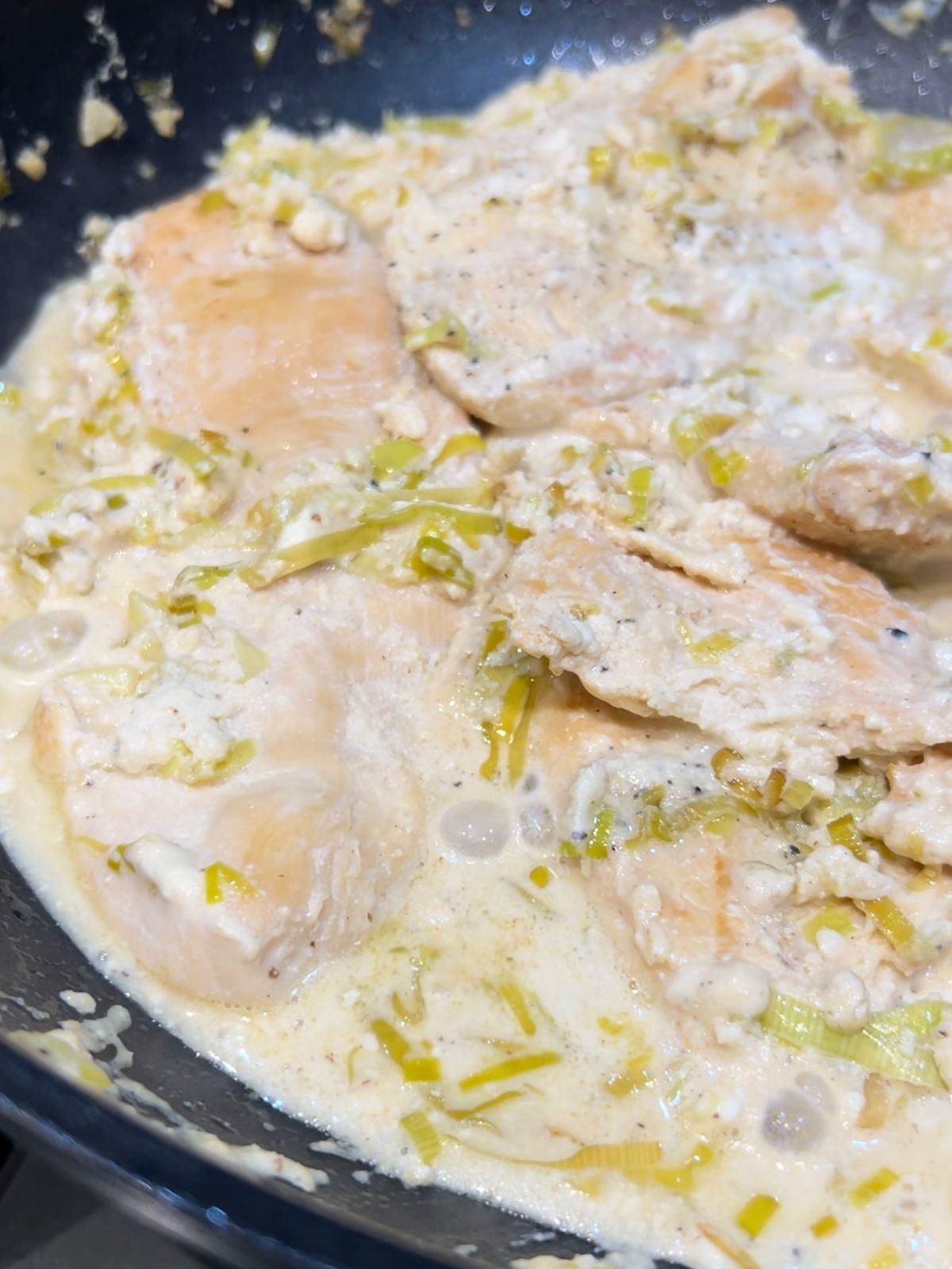 Frango cremoso com alho poró