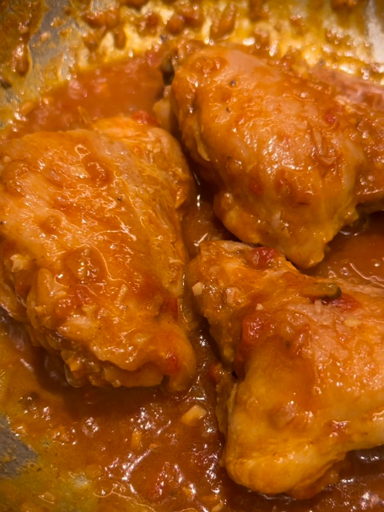 Frango ensopado no molho de tomate