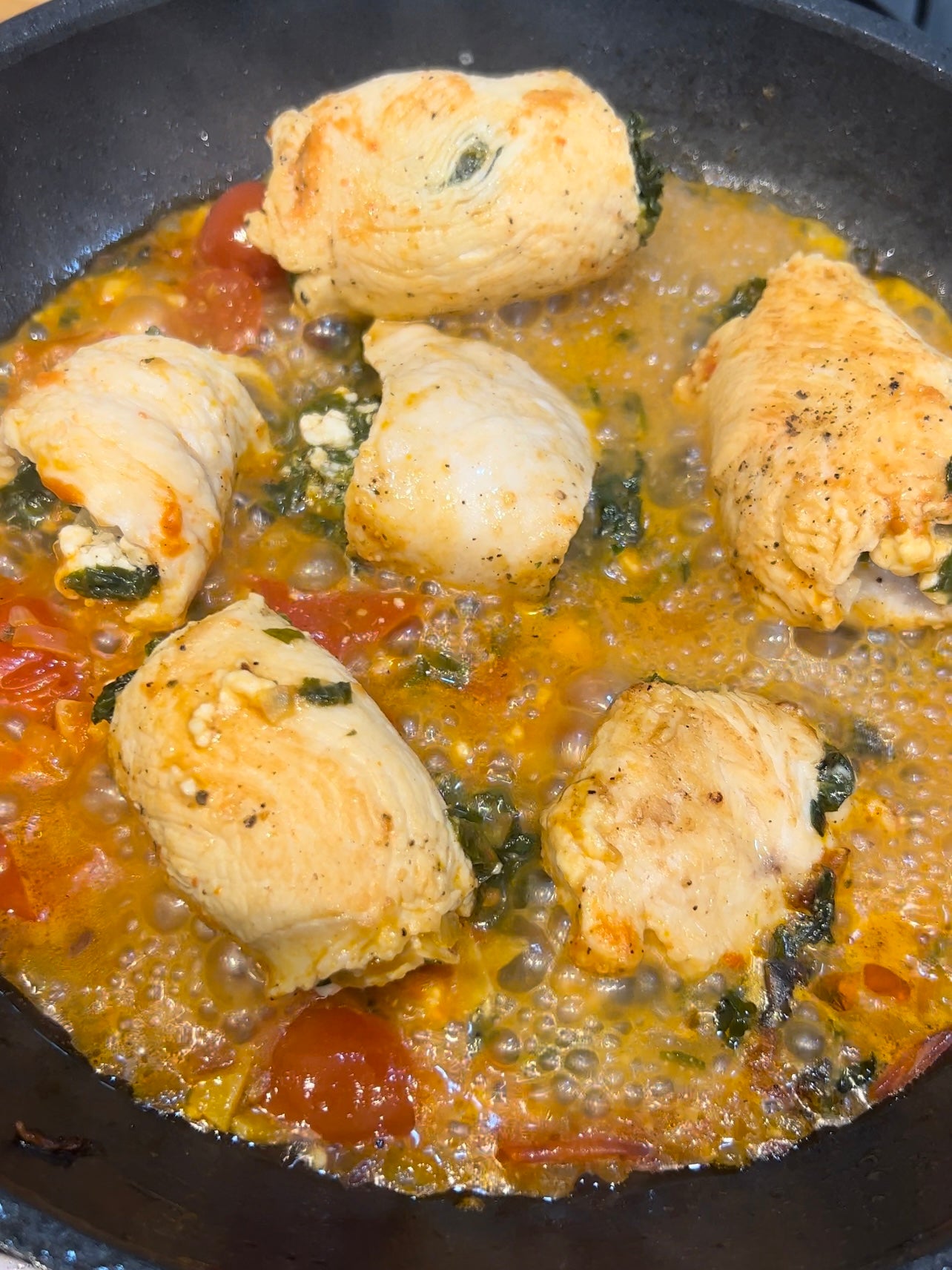 Frango recheado com espinafre e cottage no molho de tomate