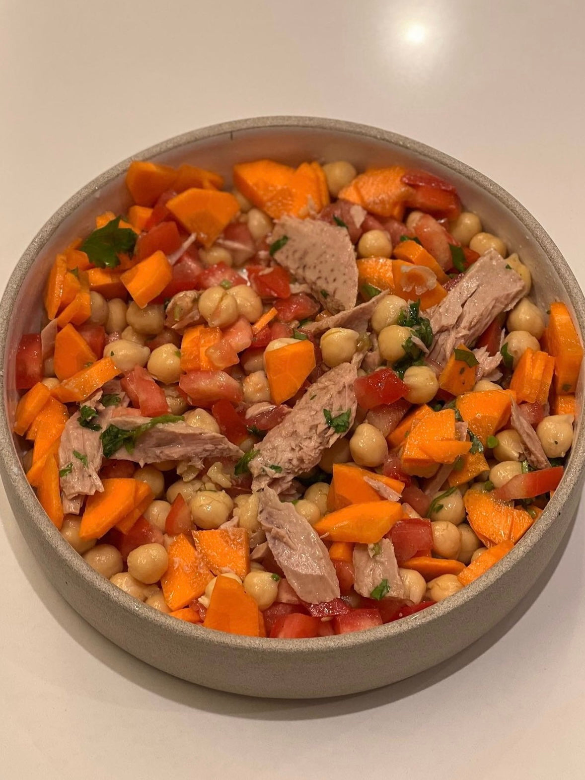 Salada de grão de bico com atum