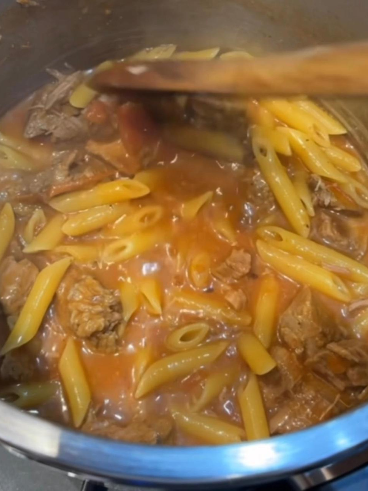 Penne com ragu cremoso em uma panela só