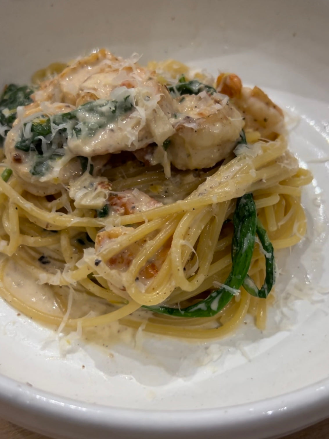 Macarrão com molho cremoso de camarão com limão siciliano e rúcula