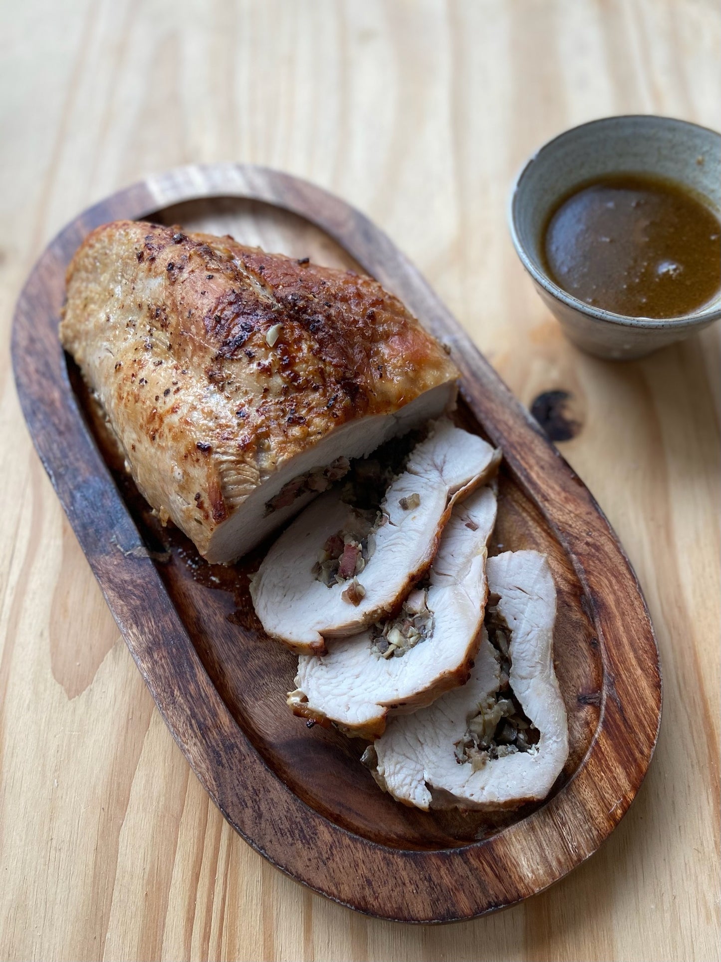 Peito de peru recheado no forno