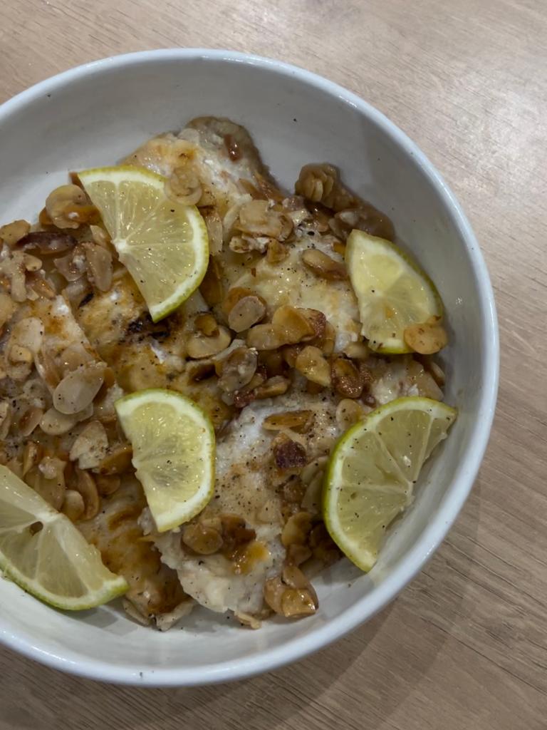 Peixe com manteiga de amêndoas e limão