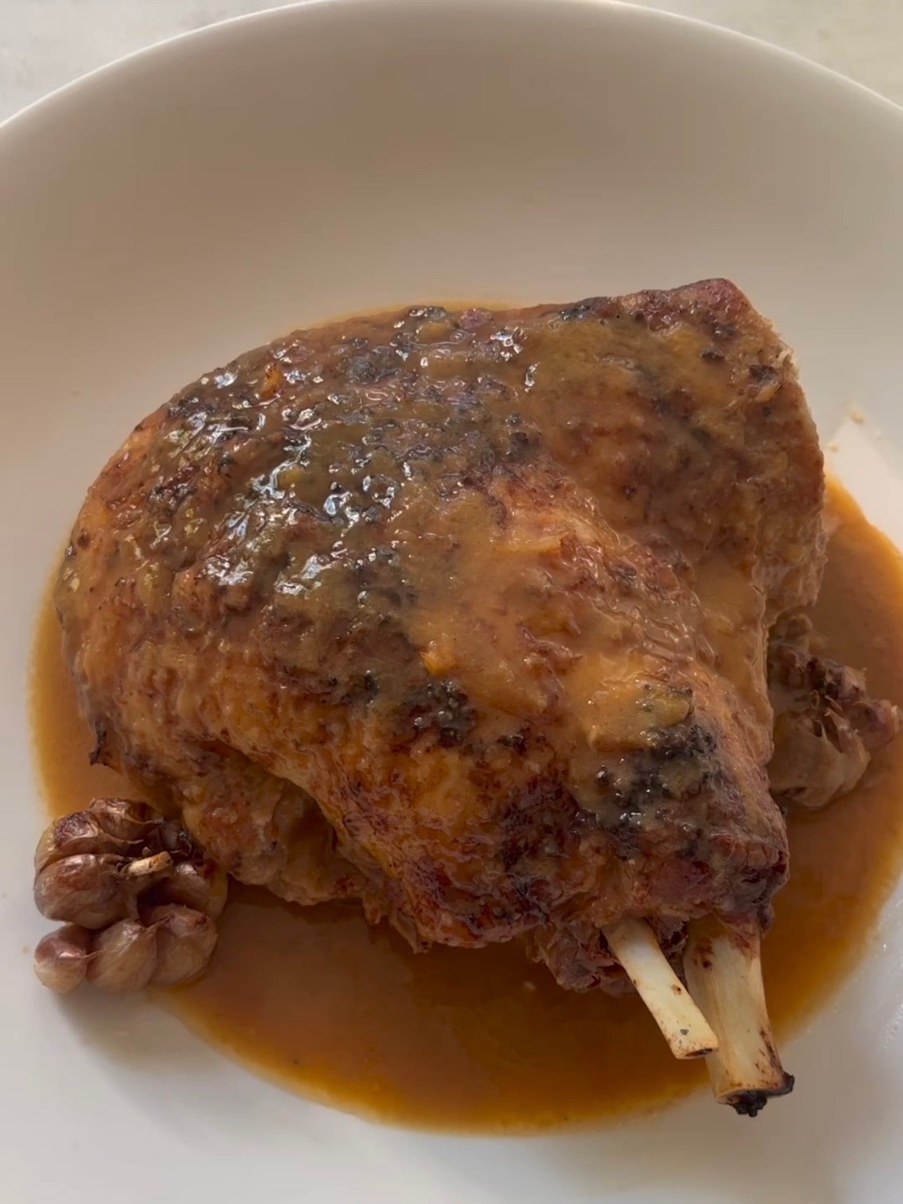 Pernil com molho de abacaxi