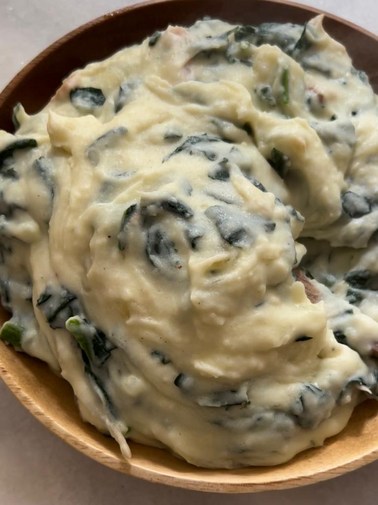 Purê com cebola, bacon e espinafre