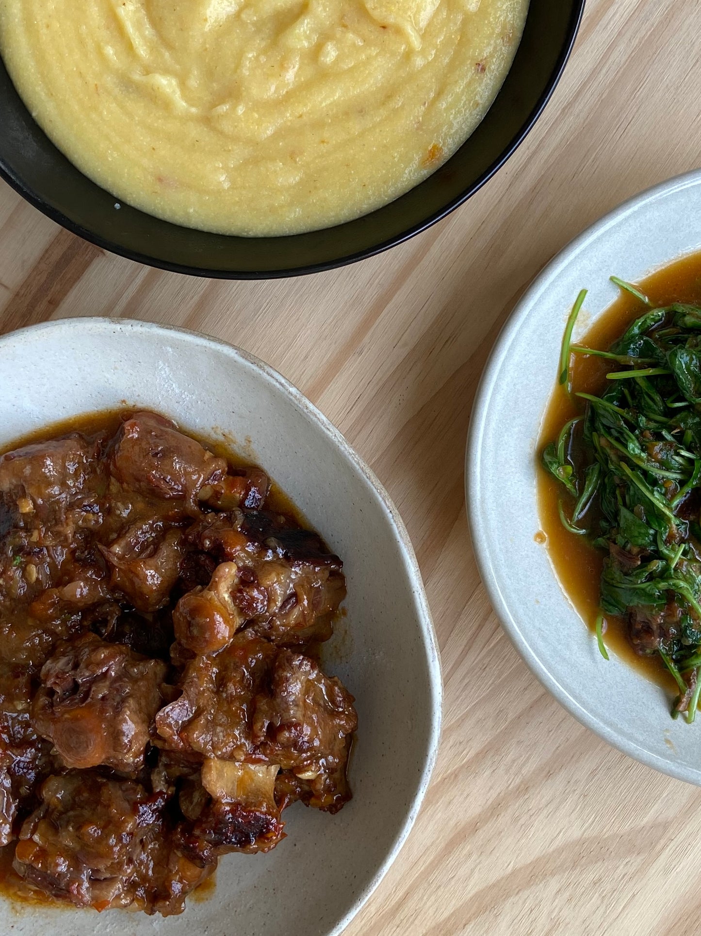 Rabada com angu e agrião