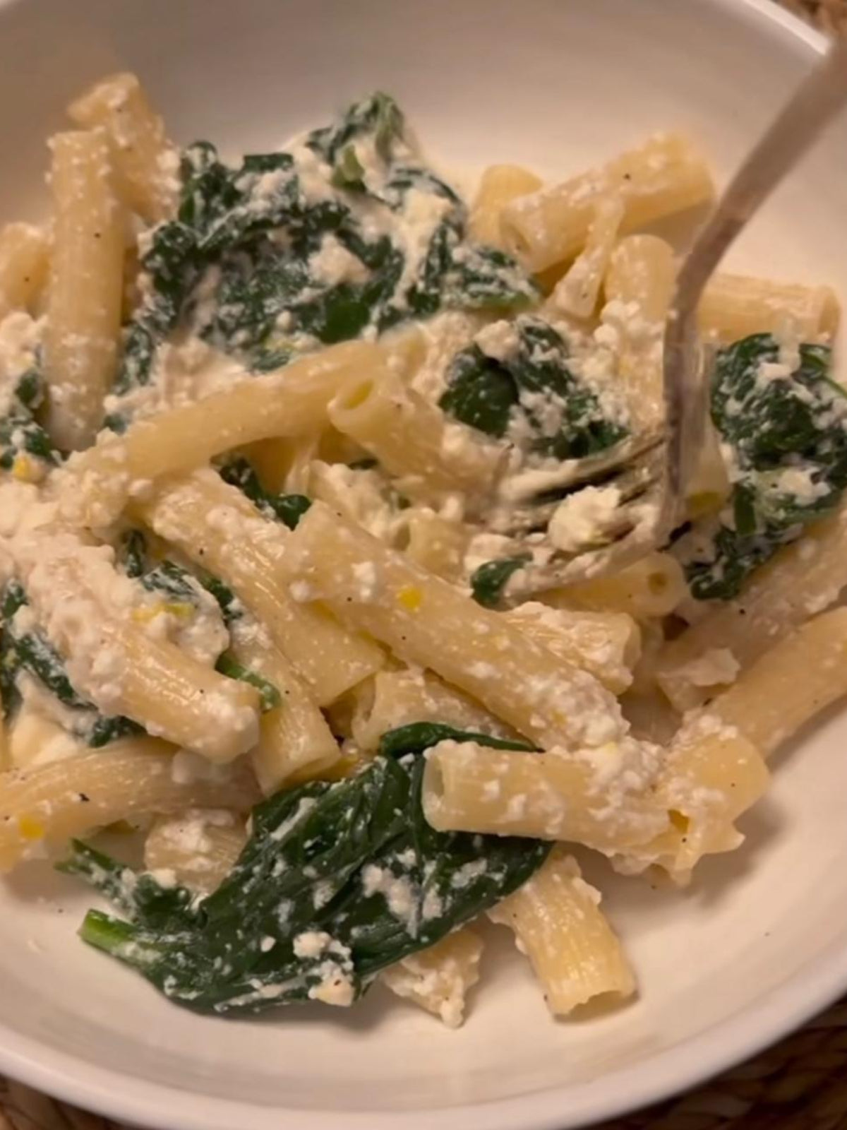 Rigatoni com ricota, espinafre e limão siciliano