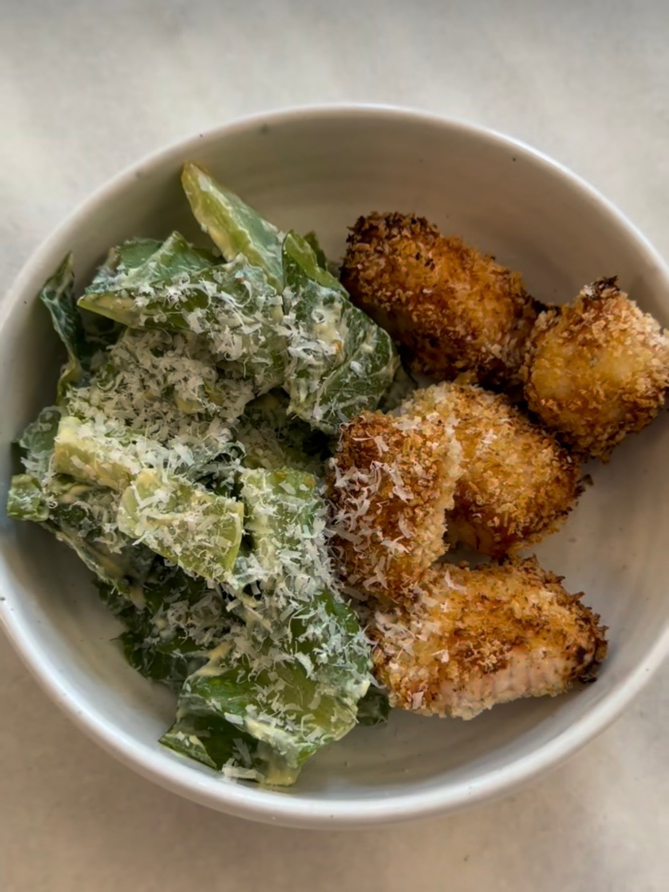 Salada Caesar com salmão crocante e molho leve