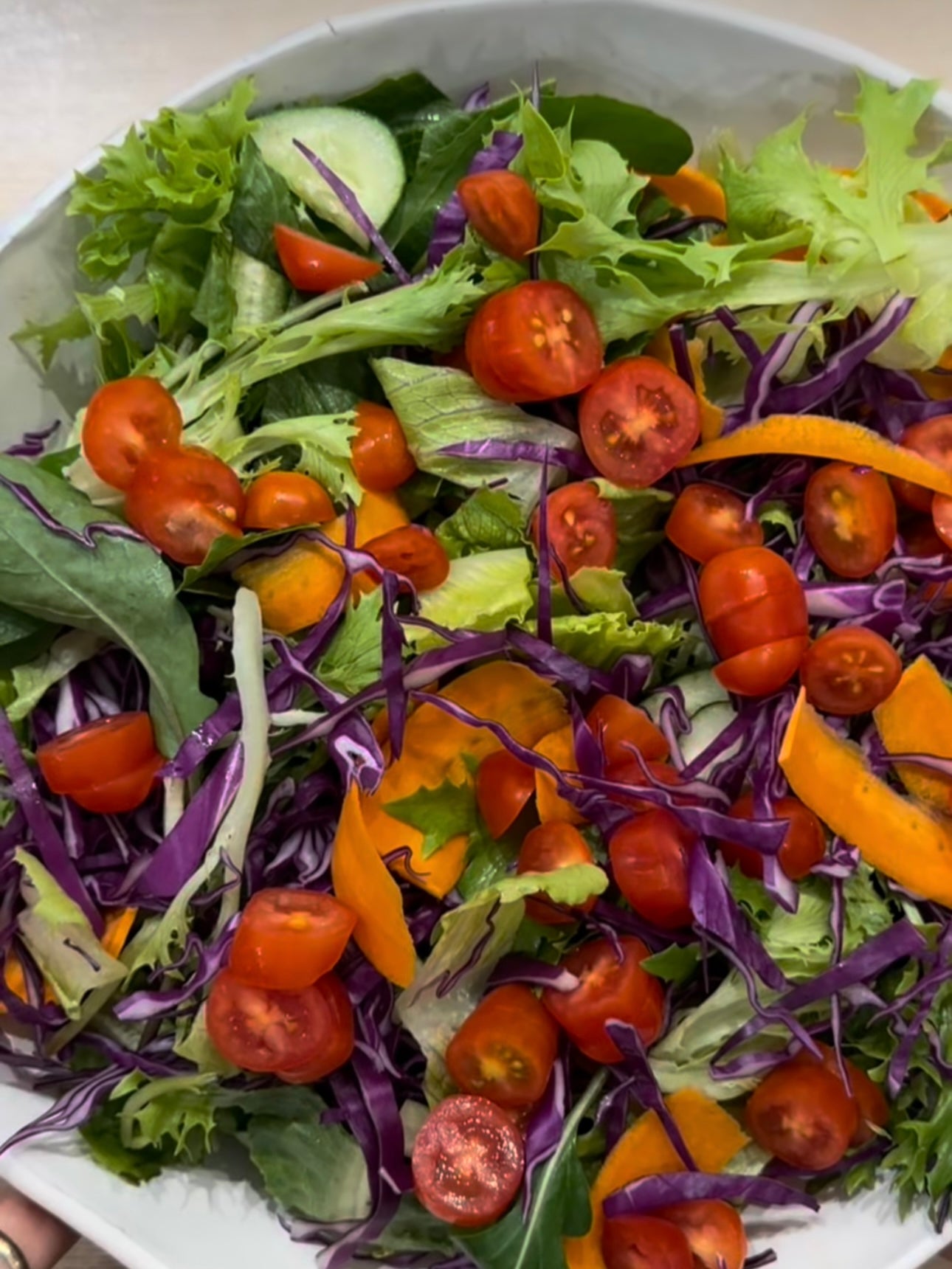 Salada colorida com molho especial