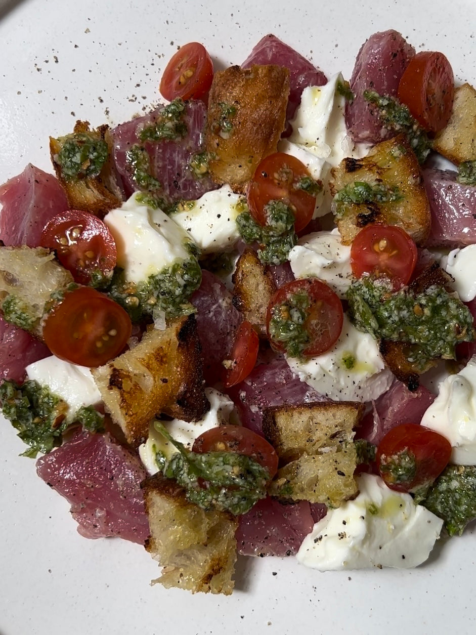 Salada de atum com pesto, burrata e pão torrado