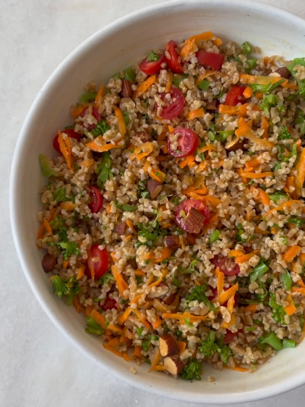 Salada de aveia com molho de curry e legumes