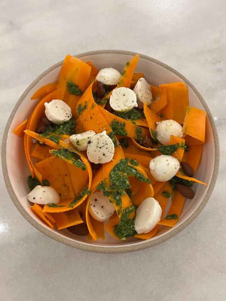 Salada de cenoura com pesto e queijo