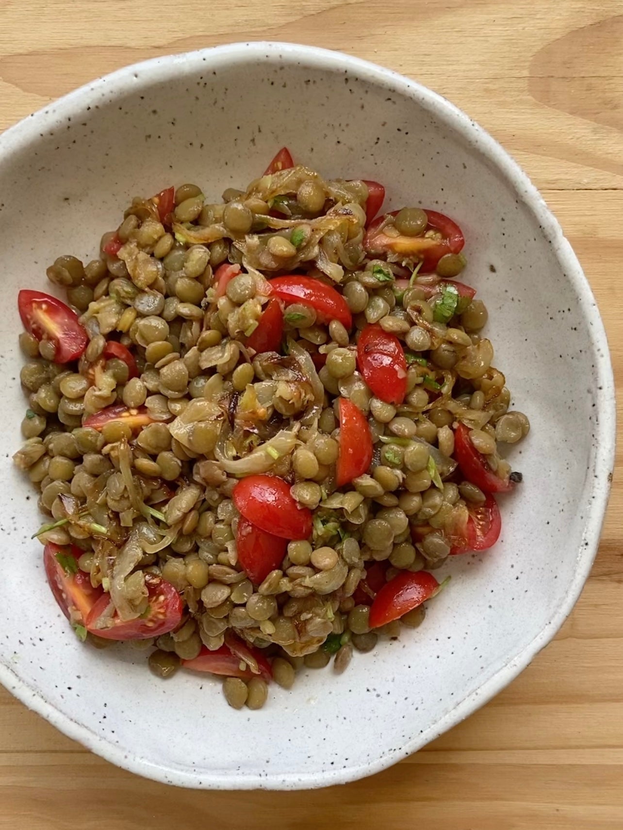 Salada de lentilha com cebola caramelizada