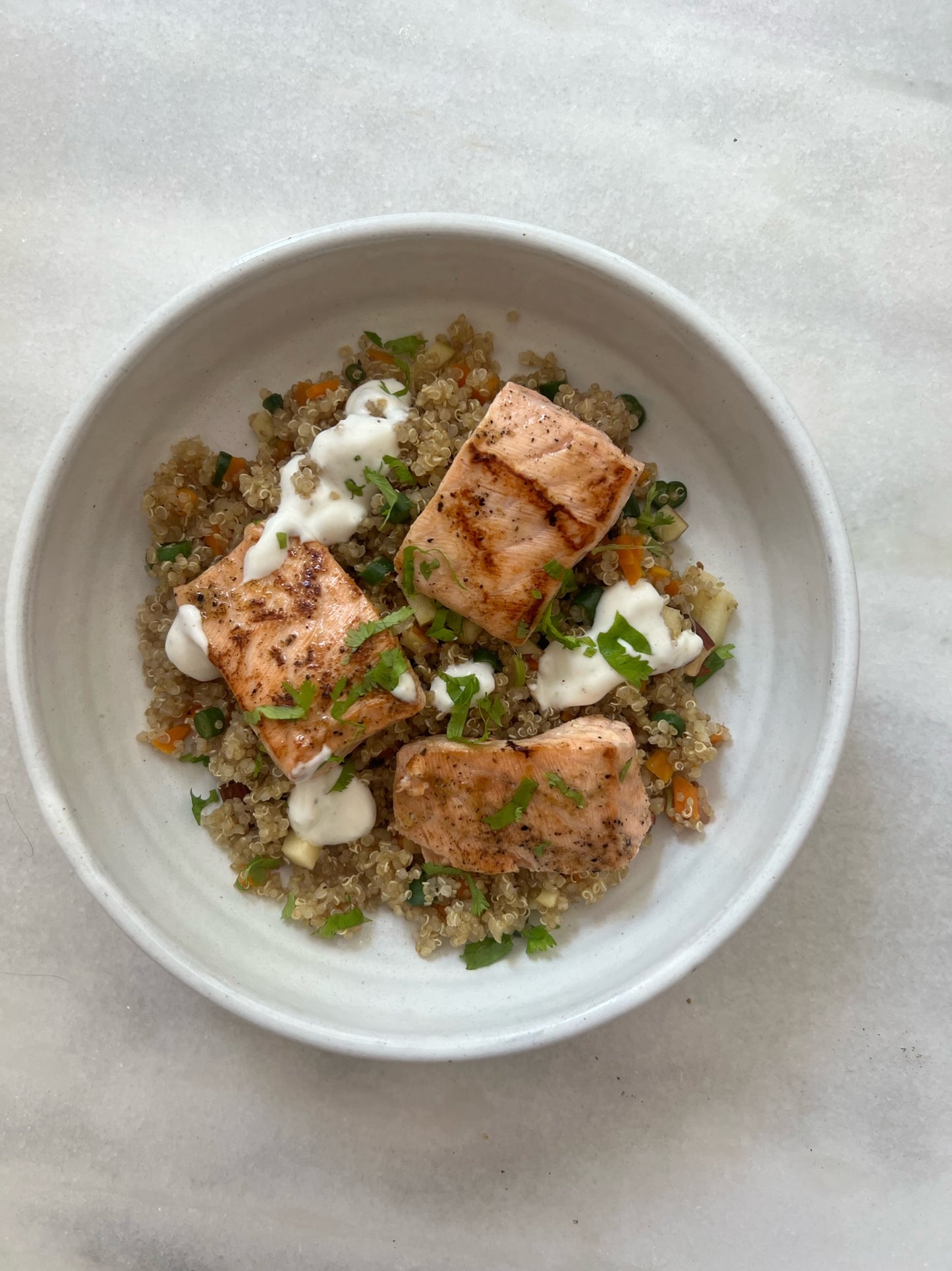 Salada de quinoa com salmão e molho de iogurte