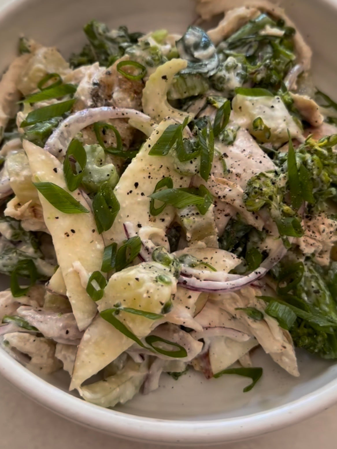 Salada de batata doce, frango e brócolis com molho proteico