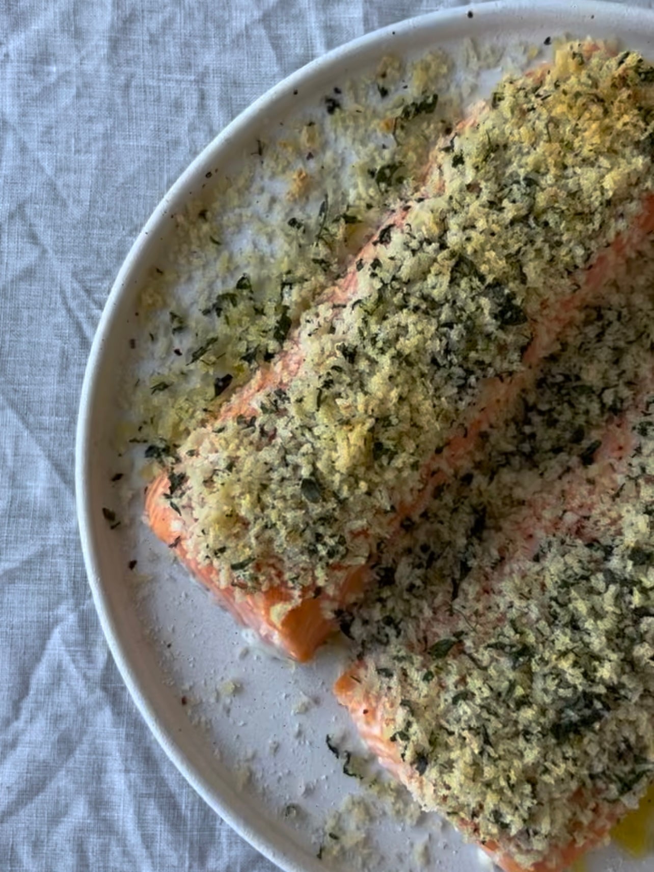 Salmão em crosta de ervas