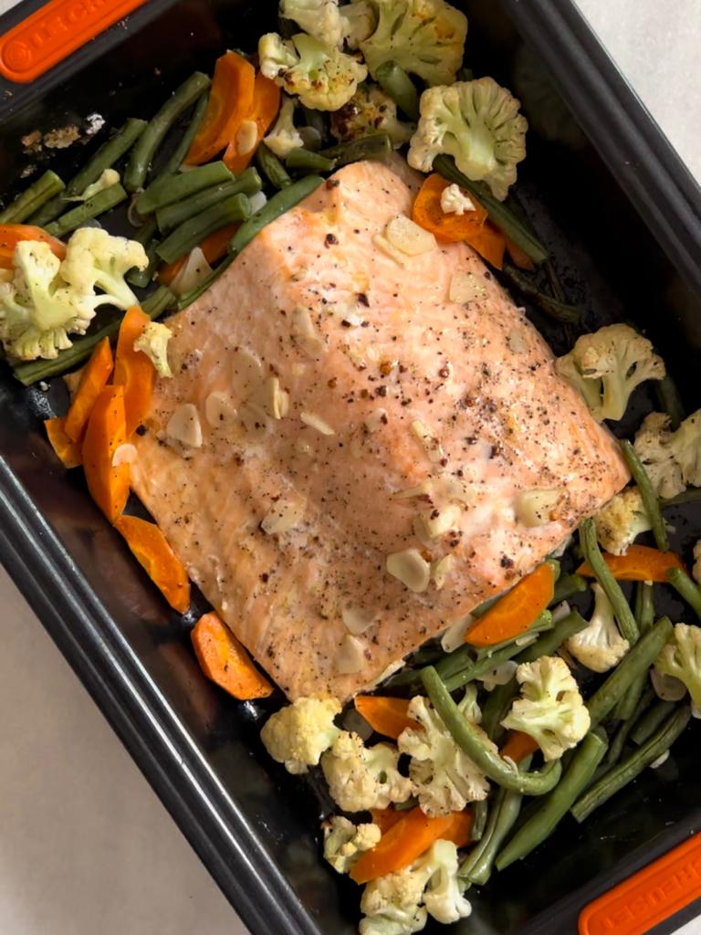 Salmão assado com manteiga de alho e legumes