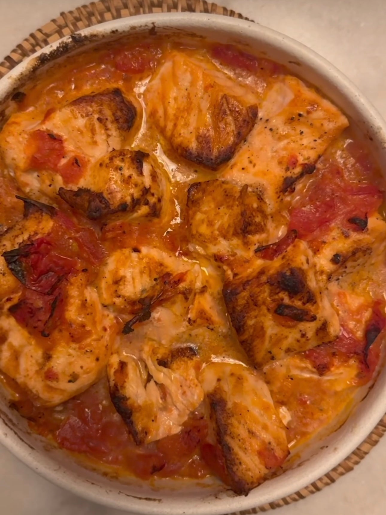 Salmão assado com tomate e leite de coco