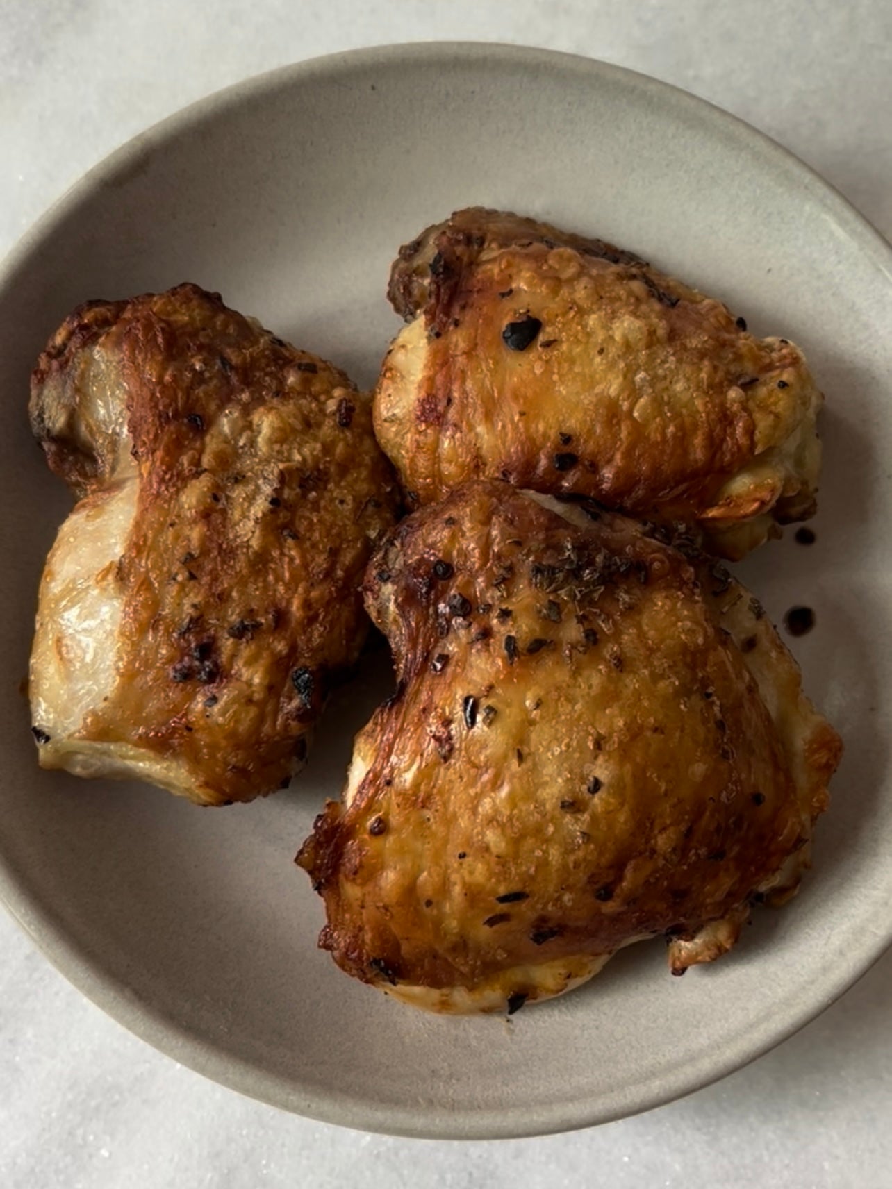 Sobrecoxa de frango assada (na air fryer ou no forno)
