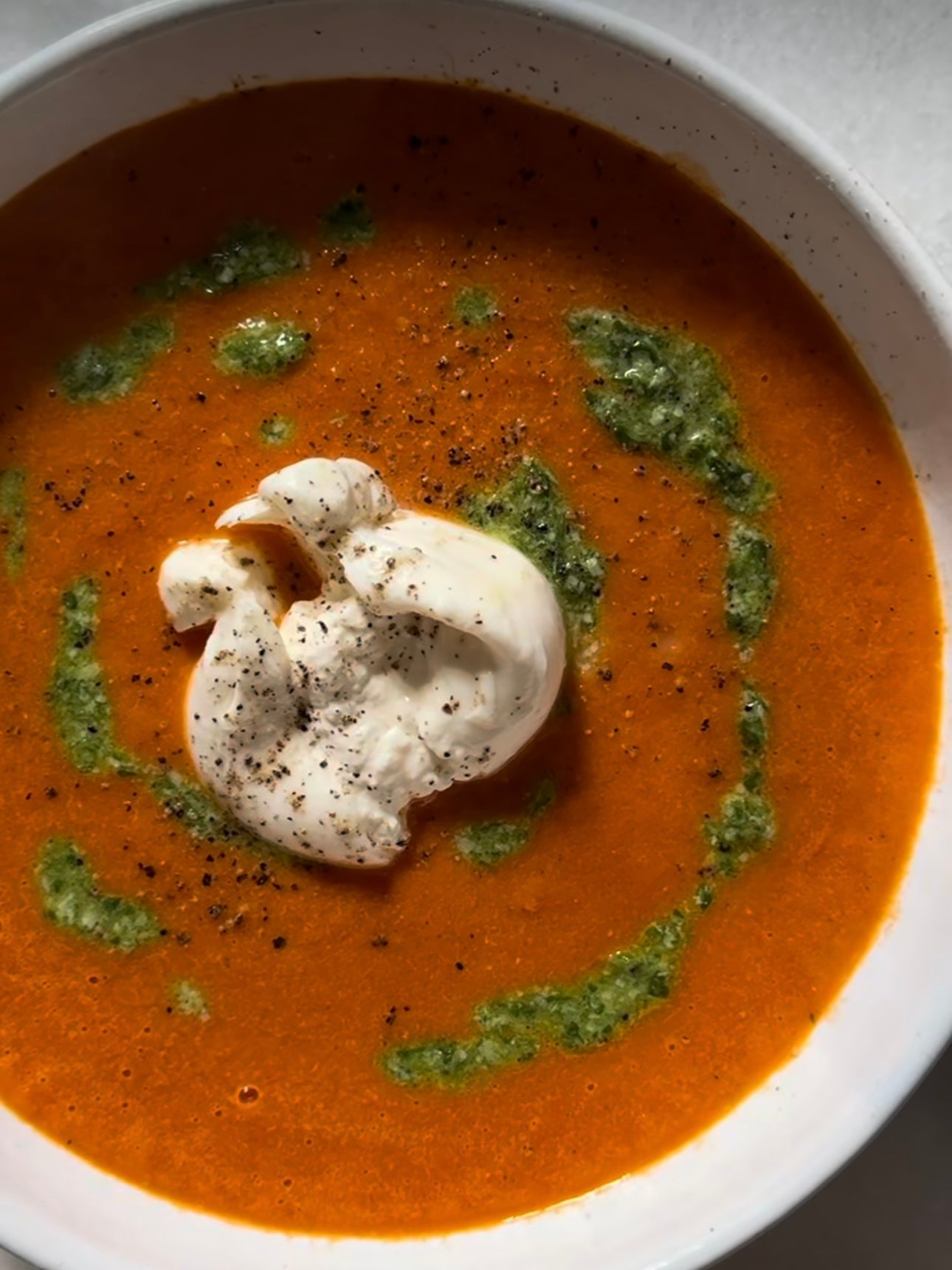 Sopa de tomate com pesto e burrata