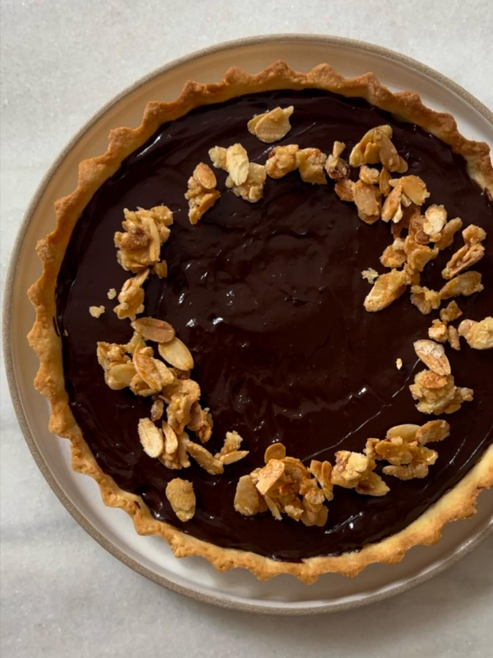 Torta de chocolate com crocante de amêndoas