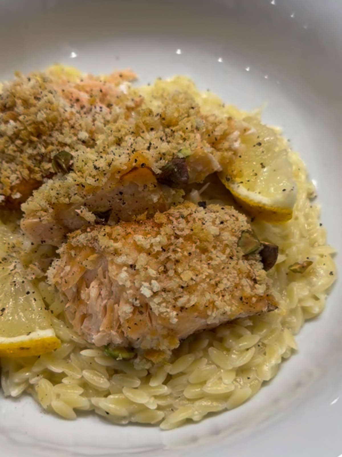 Salmão em crosta de panko com risoni cremoso de limão siciliano