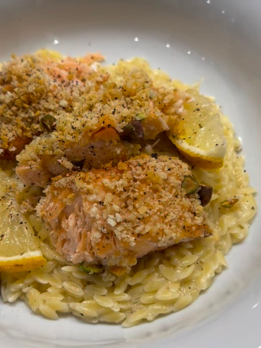 Salmão em crosta de panko com risoni cremoso de limão siciliano