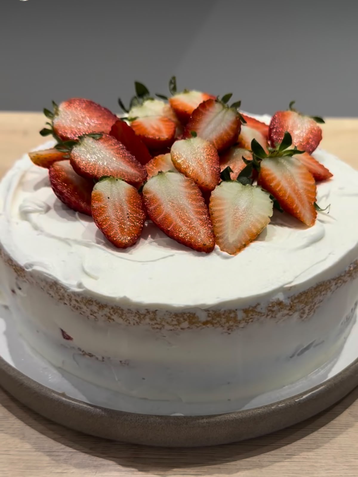 Bolo de morango (rocambole em formato de bolo)