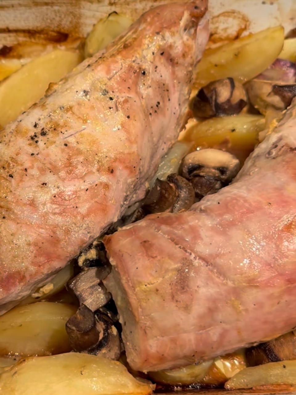 Filé suíno com batata, cebola e cogumelos no forno
