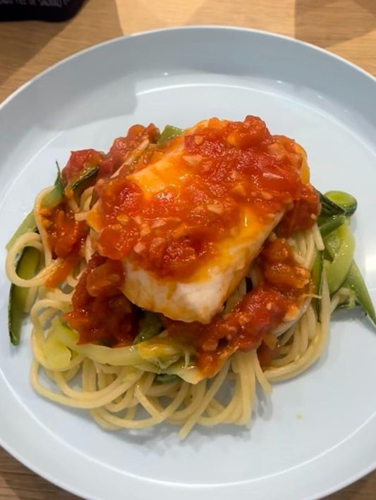 Lombinho de tilápia no molho de tomate com spaghettini de abobrinha