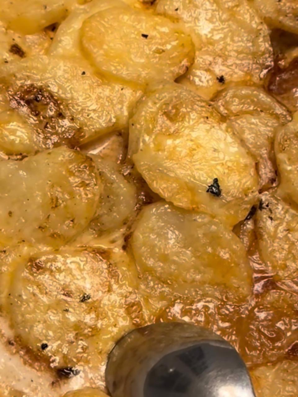 Batata gratinada com camadas de queijo