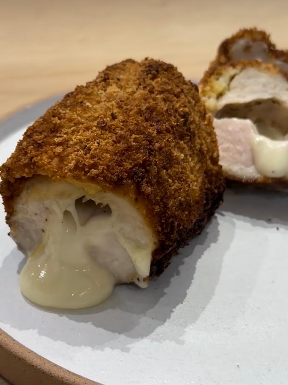 Frango empanado e recheado de queijo